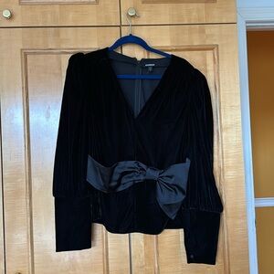 NWOT Large Express Black mock velvet( 100% polyester) fitted top with a bow🍀🍀
